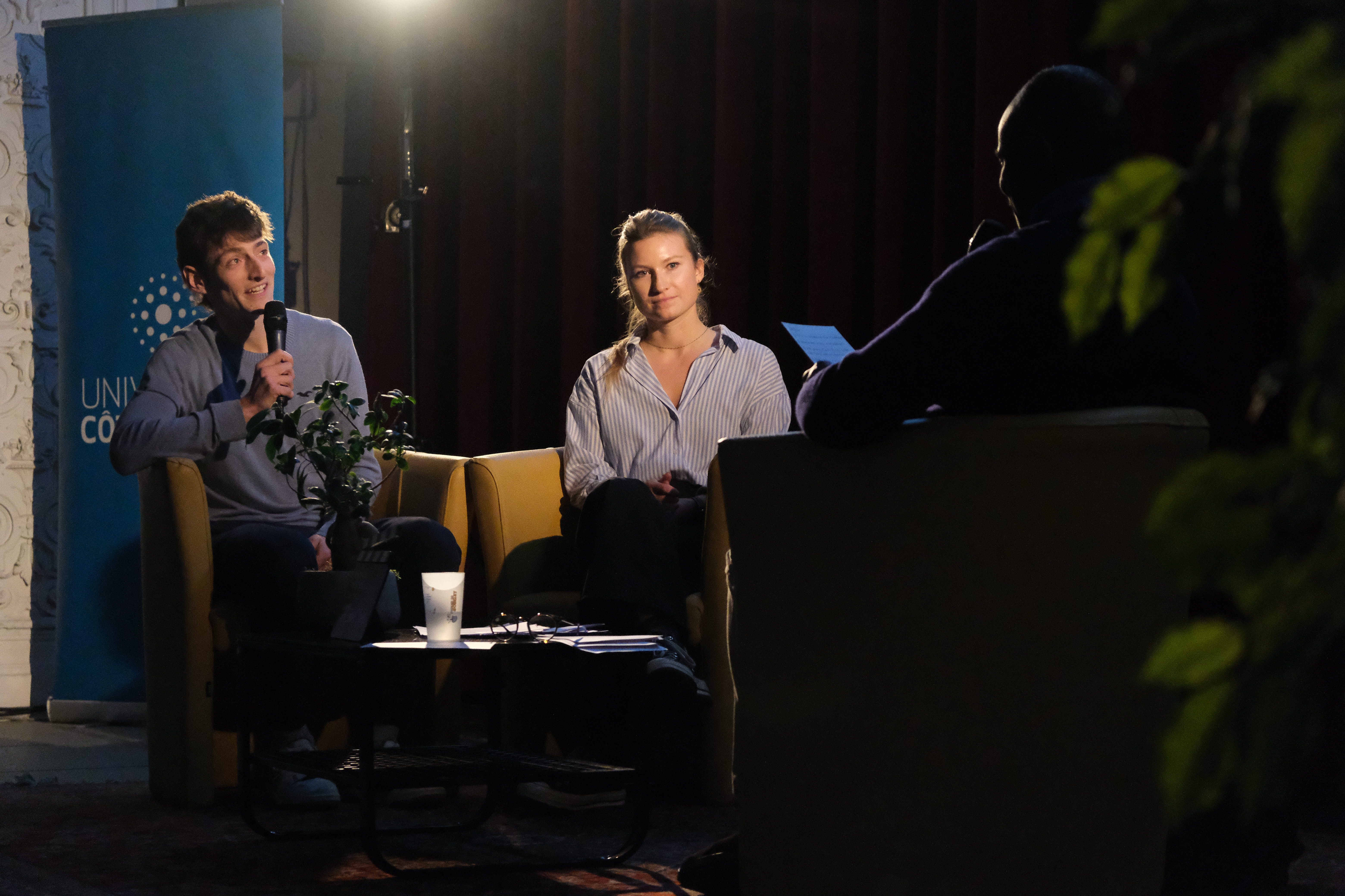 Échange entre invités sur scène à la Nuit des Courts et du Sport