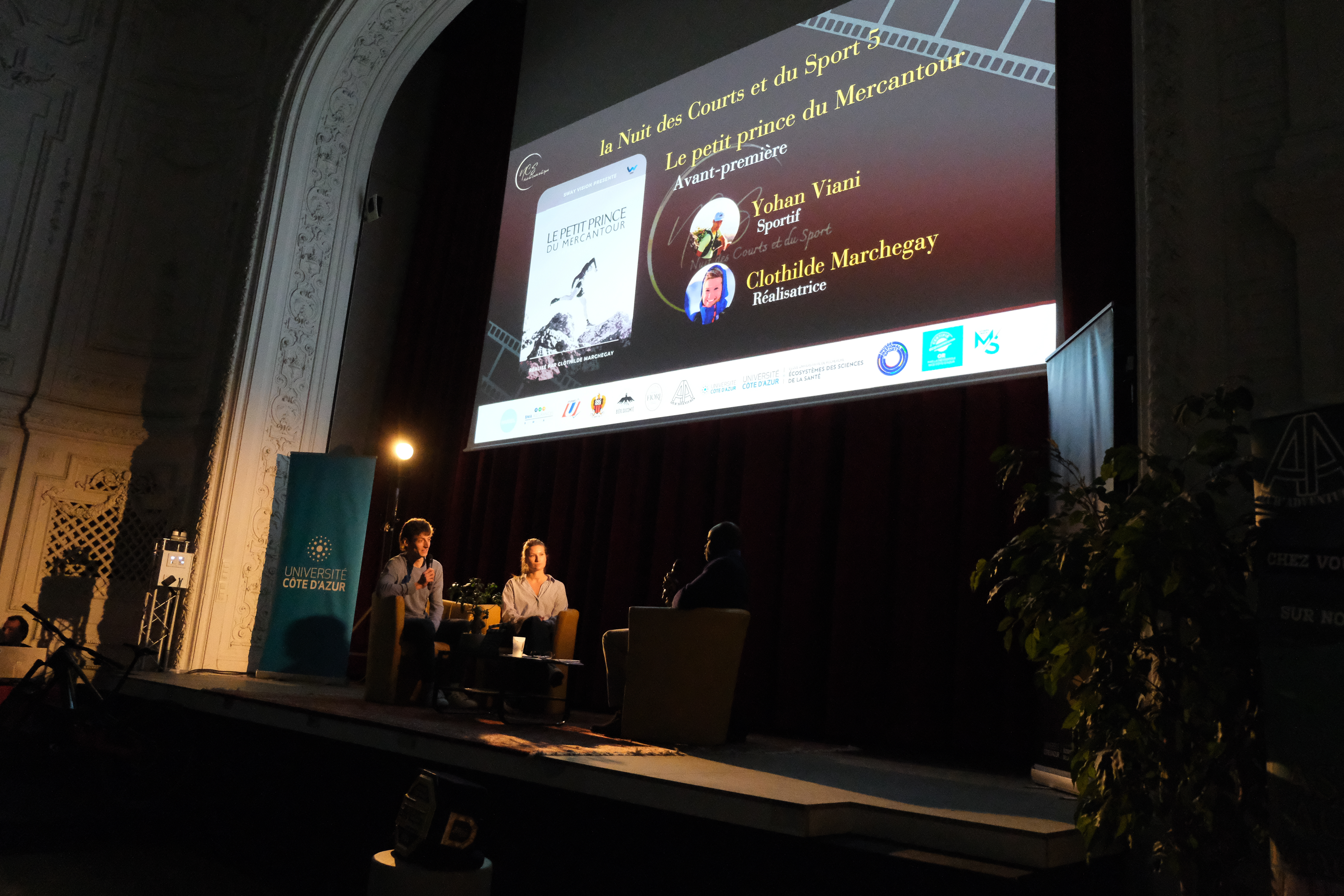 Moments de discussion entre participants à la Nuit des Courts et du Sport