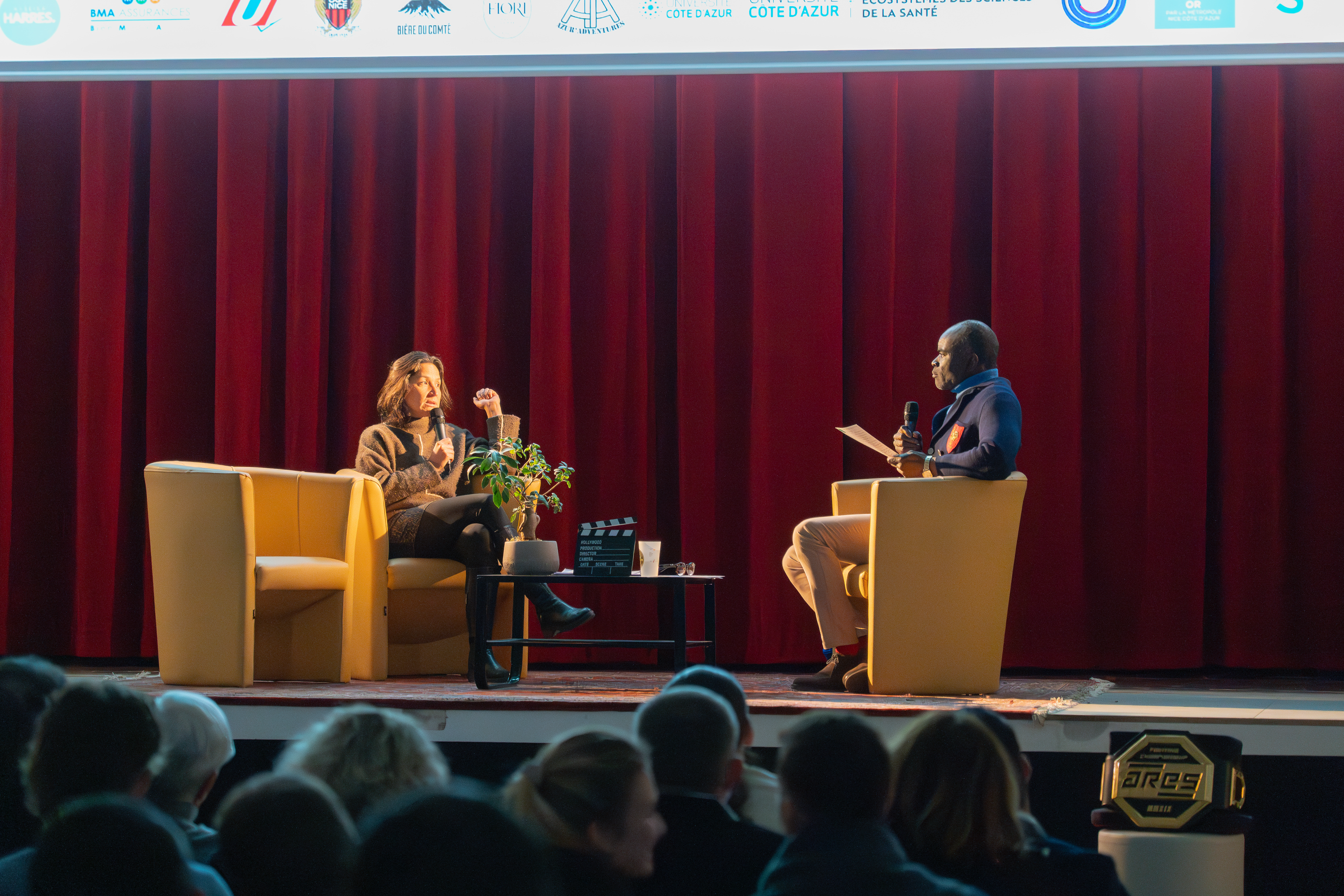 Échanges sur scène à la Nuit des Courts et du Sport